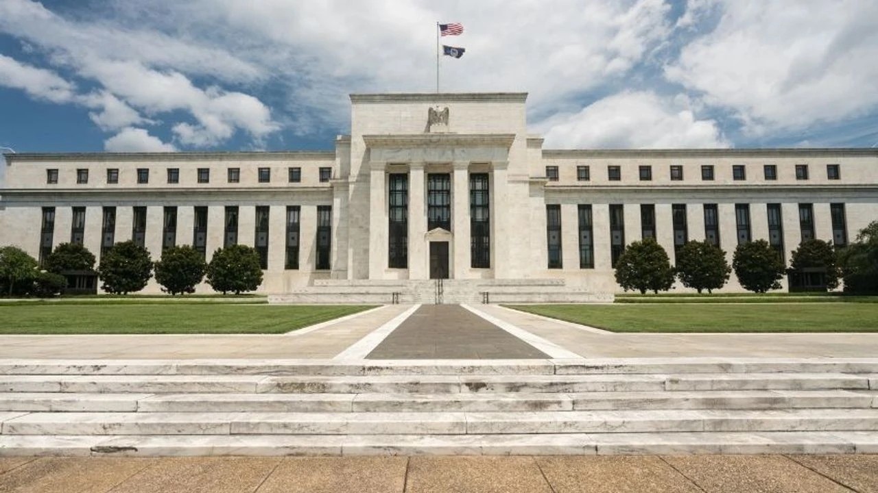 Fed’in Gizemli Dansı: Faiz Kararı Saatler Sonra Sahne Alıyor!